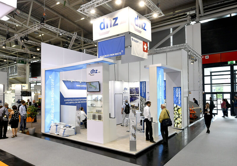 INTERESSIERT AN EINER MESSEBETEILIGUNG? Zögern Sie auch nicht, uns direkt anzusprechen. Wir laden Sie gern in unsere Showrooms ein, damit Sie sich an Hand von realen Demolösungen und echten Messeständen ein „Live“-Bild von unseren modularen Messeständen verschaffen können. Wie auch immer Ihre Vorstellungen sind – wir haben stets spannende und aktuelle Tipps zum Thema Messebeteiligung und Messestand für Sie. Vereinbaren Sie einen Termin oder rufen Sie uns an: +43 1 270 6050
